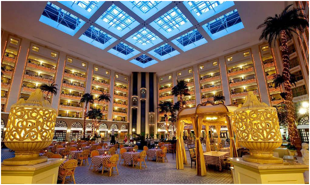 酒店制服定制中服務(wù)員工作服究竟應(yīng)該注重哪些地方？