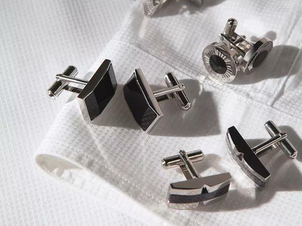 尚麟服飾酒店制服設(shè)計細(xì)節(jié)—袖口搭配